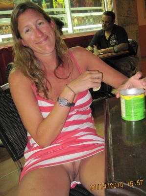 голая на пляже хоть и страшненькая. Эскиз 10