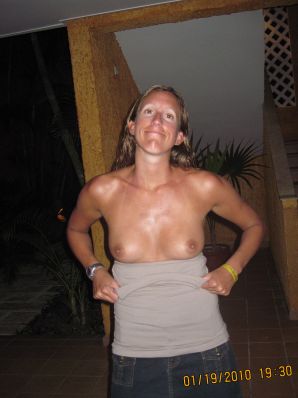 голая на пляже хоть и страшненькая. Эскиз 11