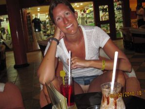 голая на пляже хоть и страшненькая. Эскиз 15