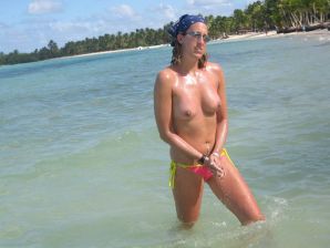 голая на пляже хоть и страшненькая. Эскиз 40