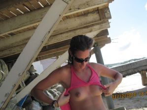 голая на пляже хоть и страшненькая. Эскиз 46