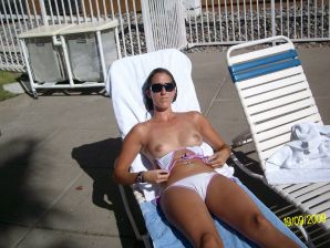 голая на пляже хоть и страшненькая. Эскиз 9