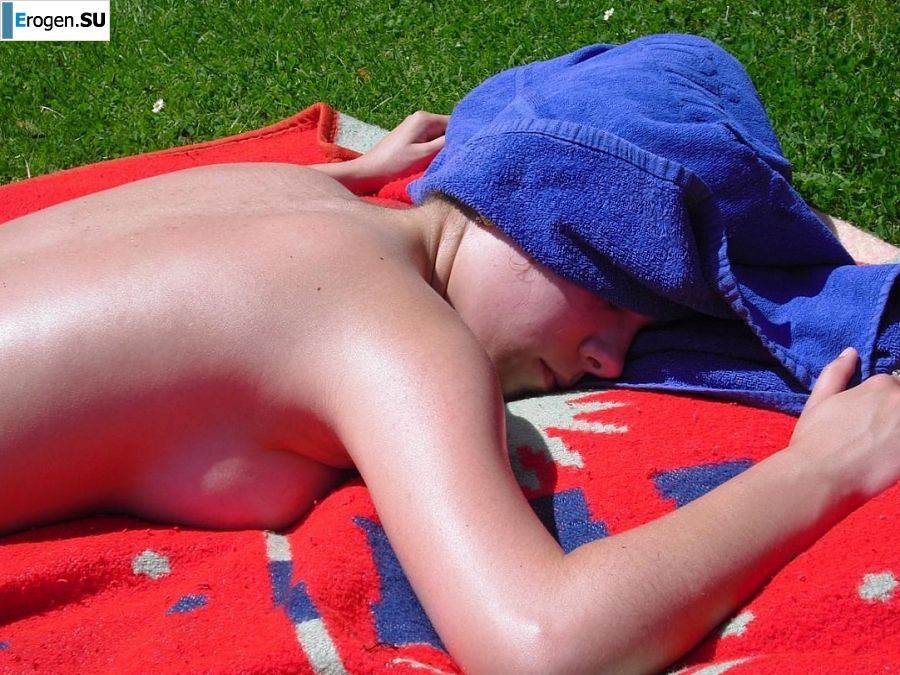 three girlfriends sunbathe in the yard with bare breasts. Photo 12