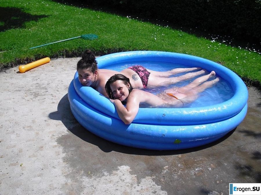 three girlfriends sunbathe in the yard with bare breasts. Photo 13
