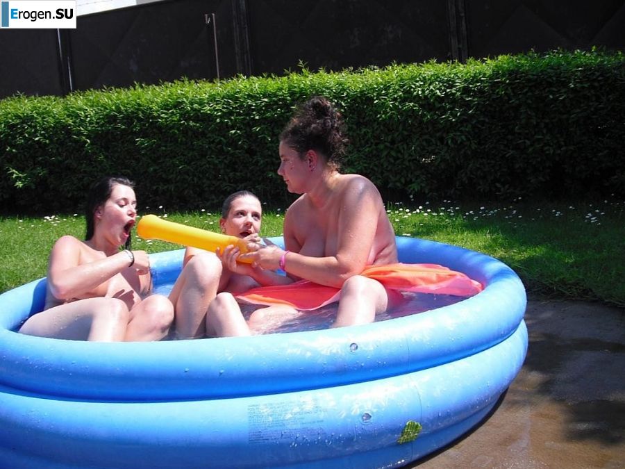 three girlfriends sunbathe in the yard with bare breasts. Photo 19
