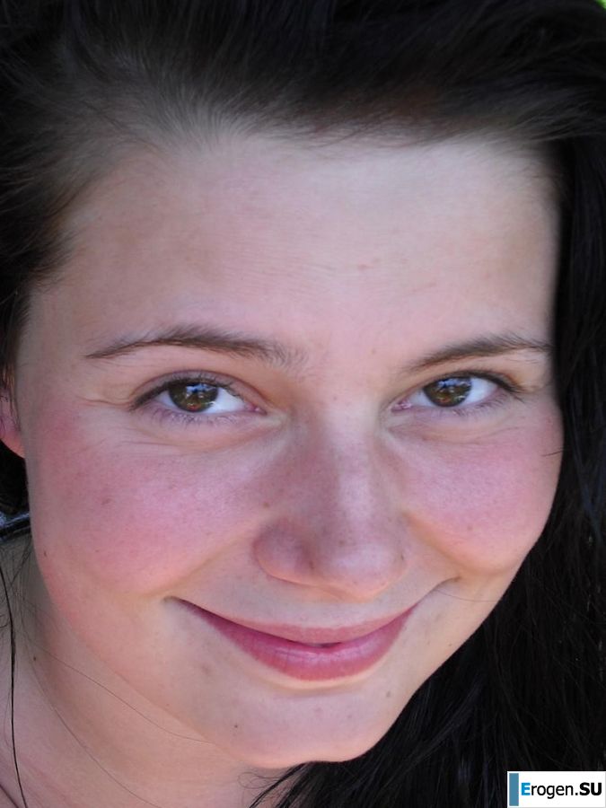 three girlfriends sunbathe in the yard with bare breasts. Photo 29