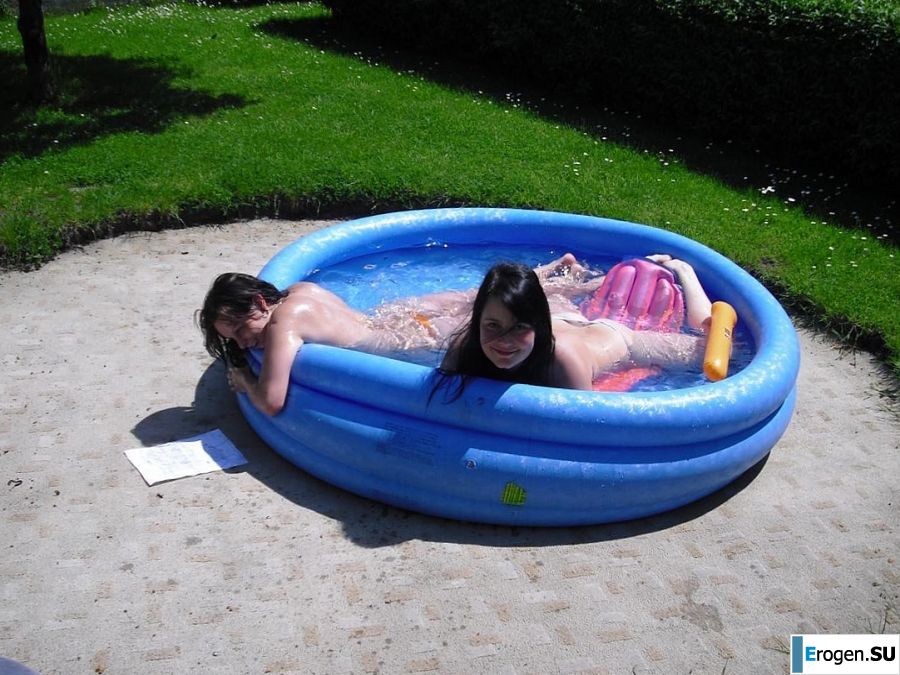 three girlfriends sunbathe in the yard with bare breasts. Photo 3