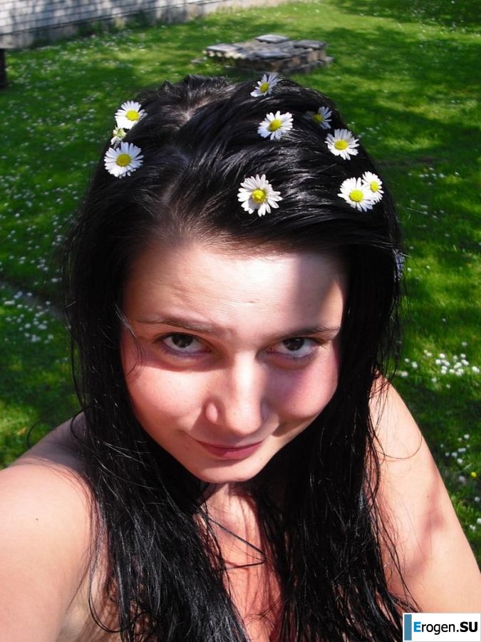 three girlfriends sunbathe in the yard with bare breasts. Photo 35