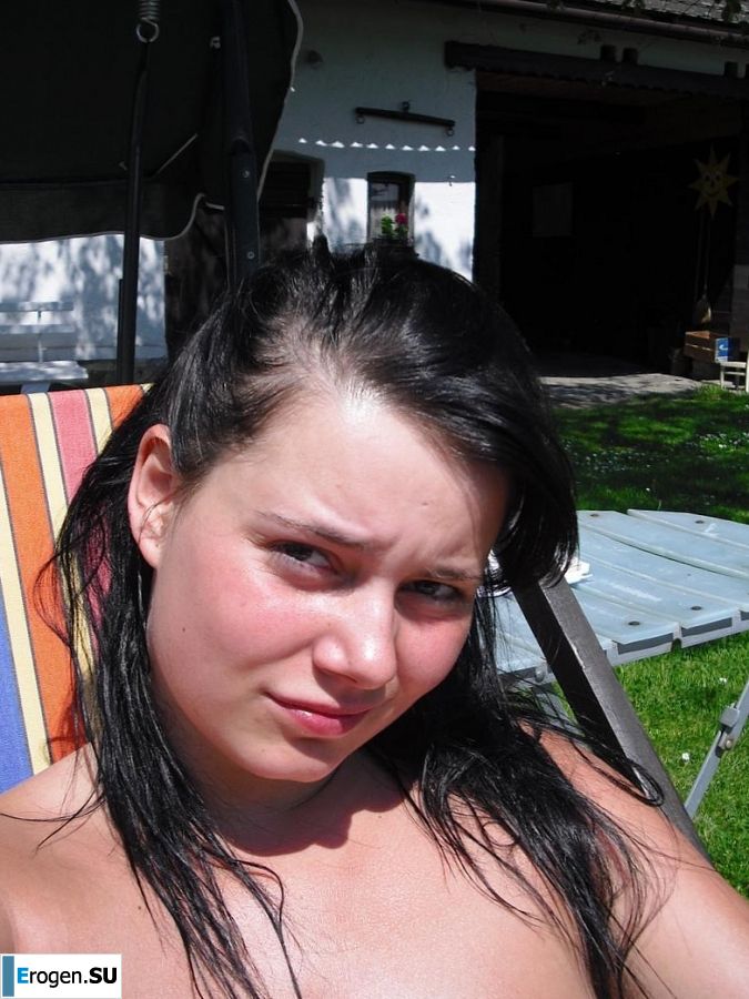 three girlfriends sunbathe in the yard with bare breasts. Photo 9