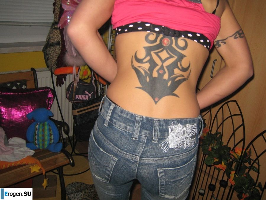 у парня встает только на татуированных телок. Фото 37