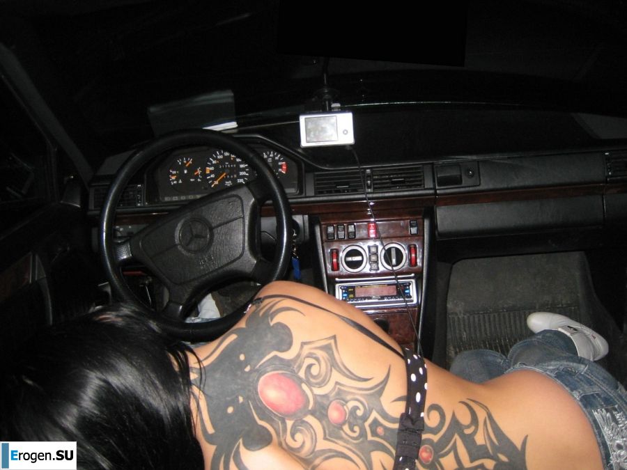 у парня встает только на татуированных телок. Фото 40