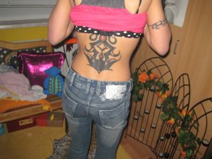 у парня встает только на татуированных телок. Эскиз 36