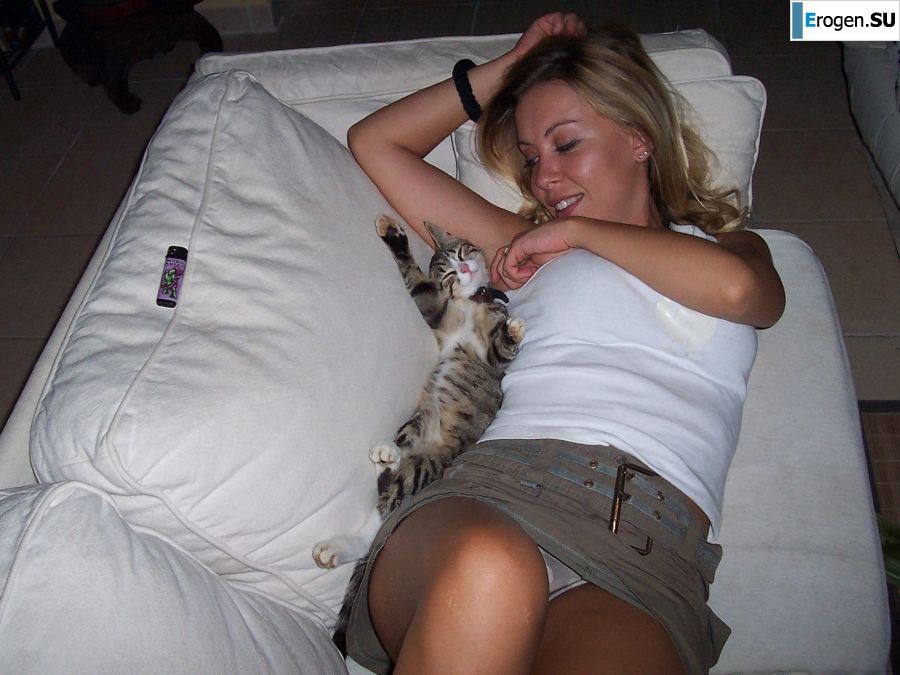 stripper in the courtyard with her boyfriend. Photo 23