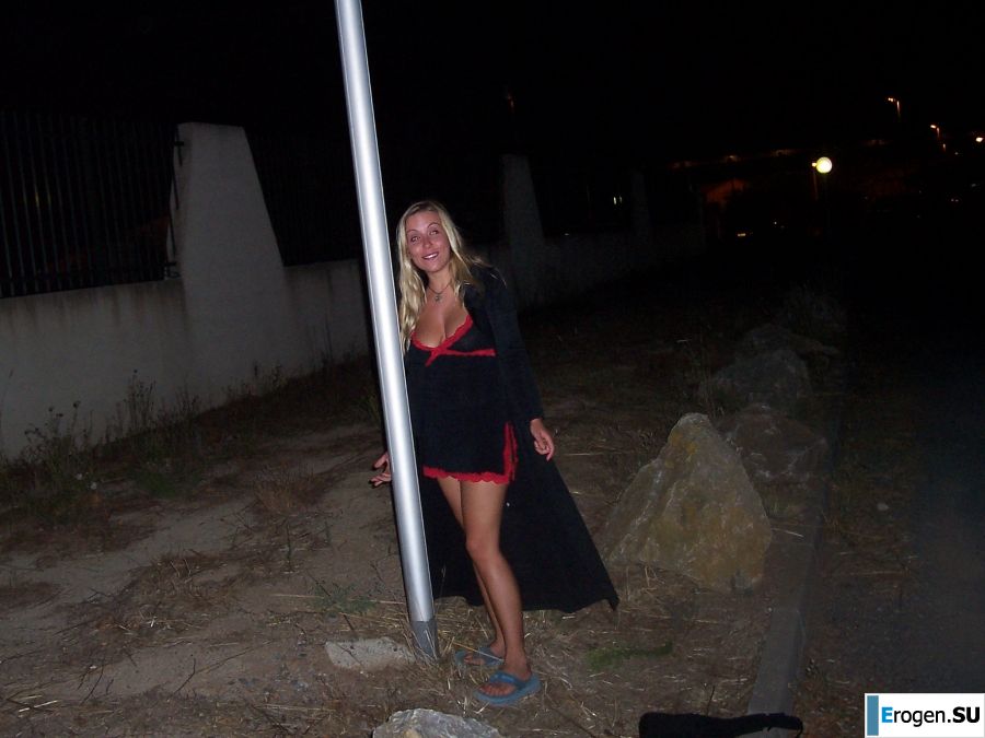 stripper in the courtyard with her boyfriend. Photo 25