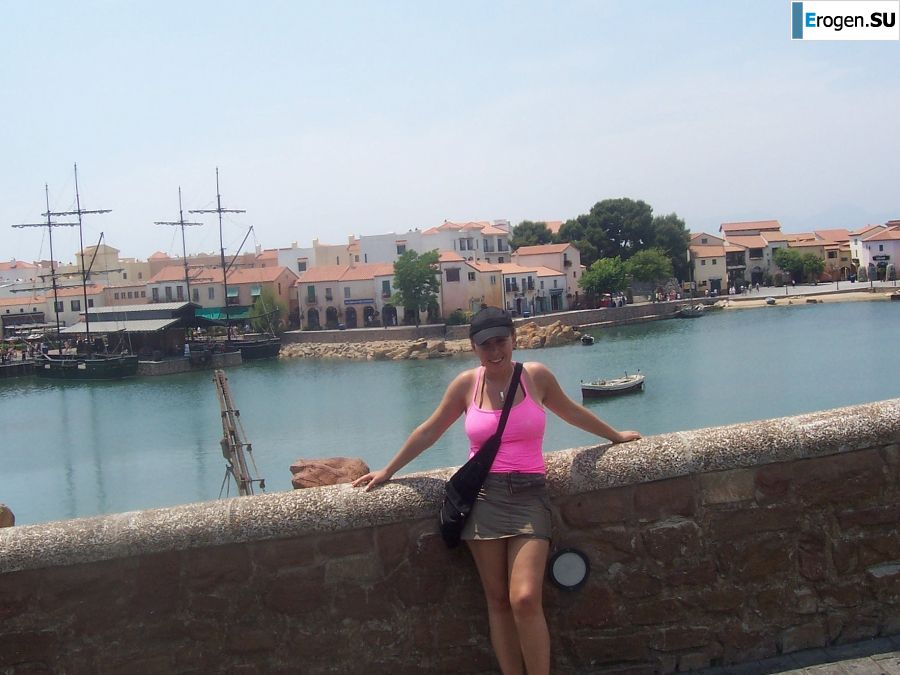 stripper in the courtyard with her boyfriend. Photo 29