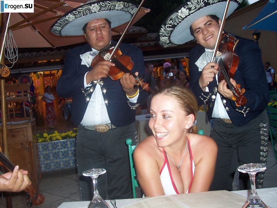 stripper in the courtyard with her boyfriend. Photo 30