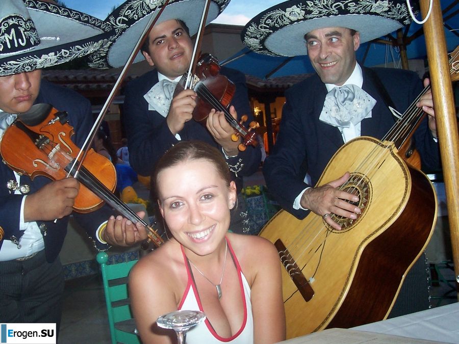 stripper in the courtyard with her boyfriend. Photo 31