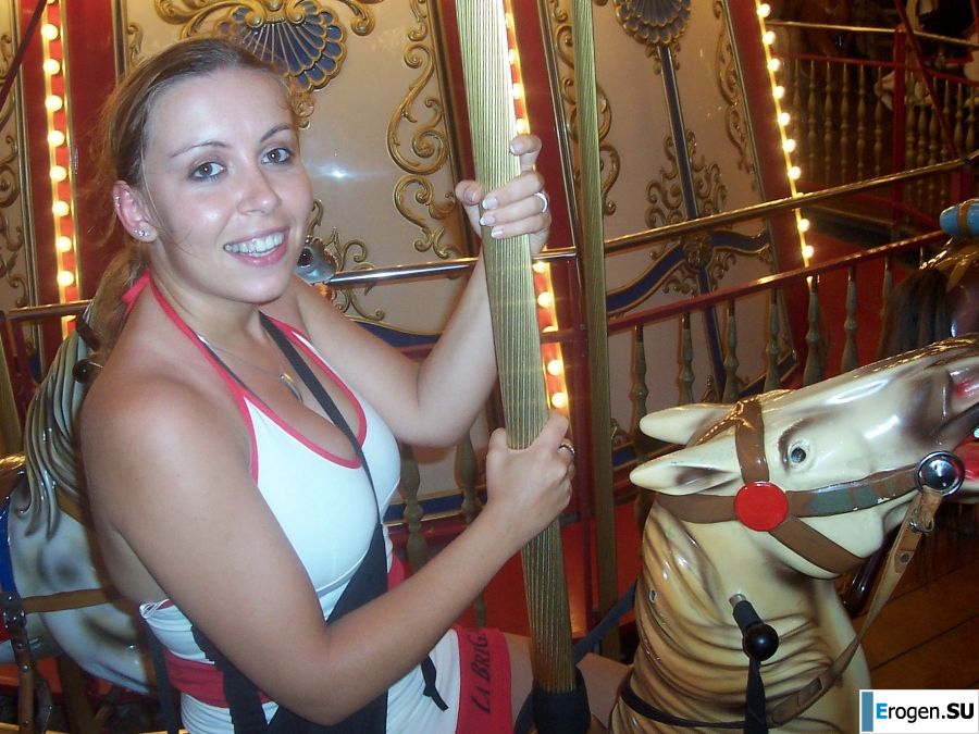 stripper in the courtyard with her boyfriend. Photo 32