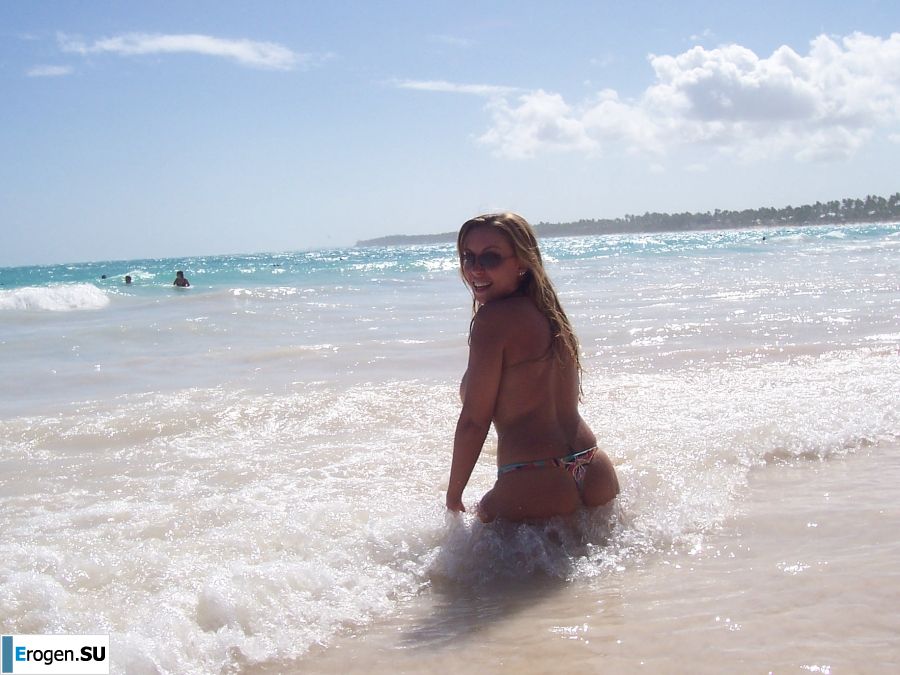 stripper in the courtyard with her boyfriend. Photo 37