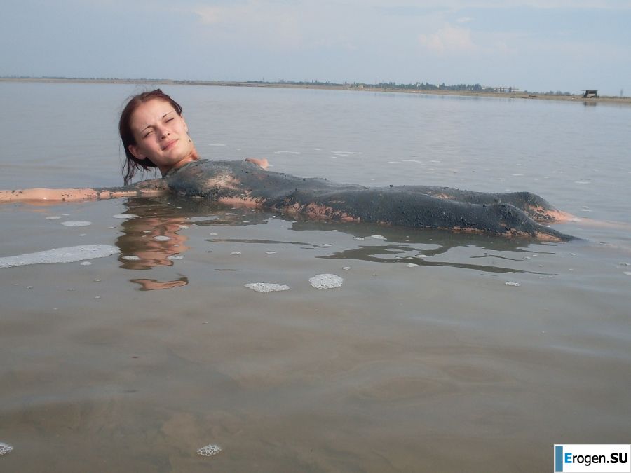 нудистка дикарка и грязевое натирание. Фото 21