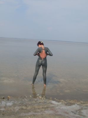 нудистка дикарка и грязевое натирание. Эскиз 11