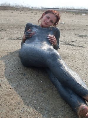 нудистка дикарка и грязевое натирание. Эскиз 17