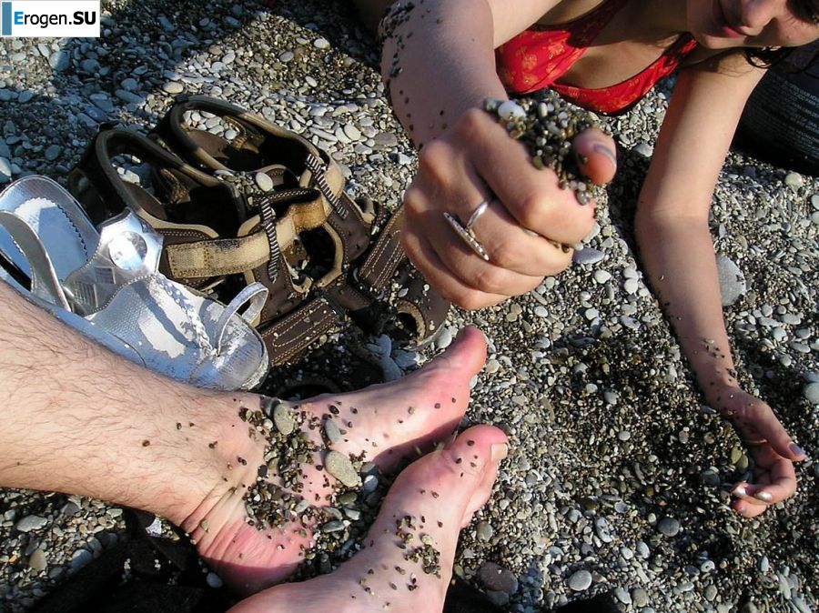 без купальника на каменистом берегу. Фото 17