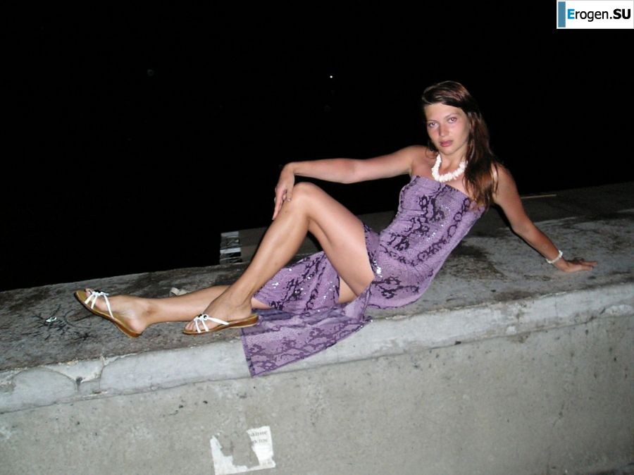 без купальника на каменистом берегу. Фото 23