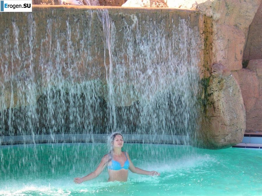 без купальника на каменистом берегу. Фото 28