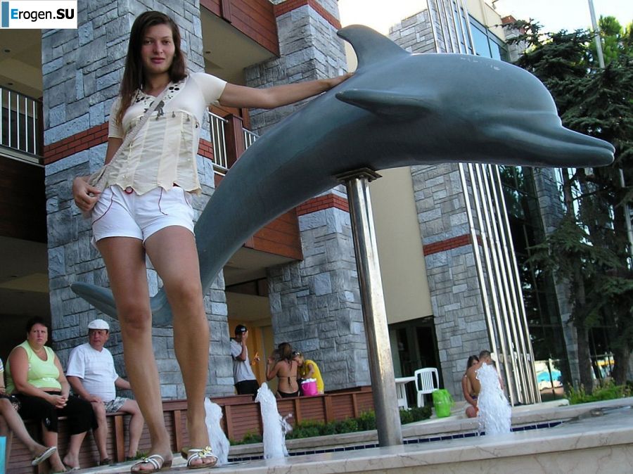 без купальника на каменистом берегу. Фото 30