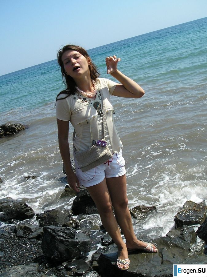 без купальника на каменистом берегу. Фото 37