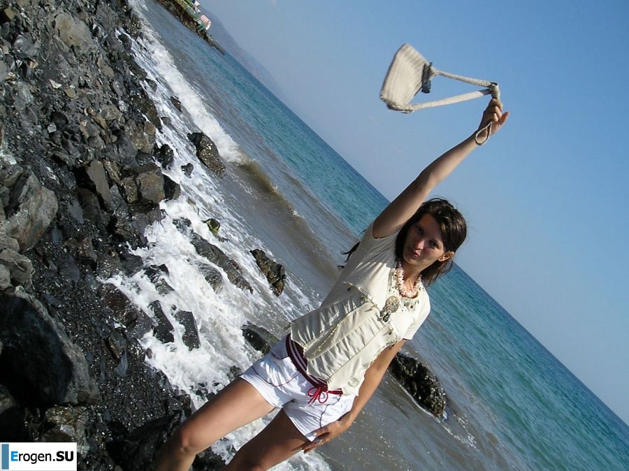 без купальника на каменистом берегу. Фото 38