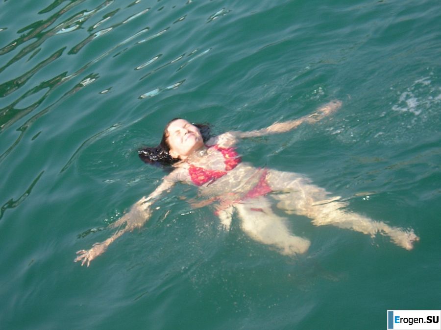 без купальника на каменистом берегу. Фото 6