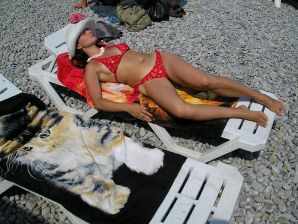 без купальника на каменистом берегу. Эскиз 24