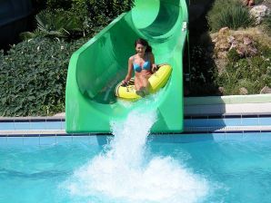 без купальника на каменистом берегу. Эскиз 25