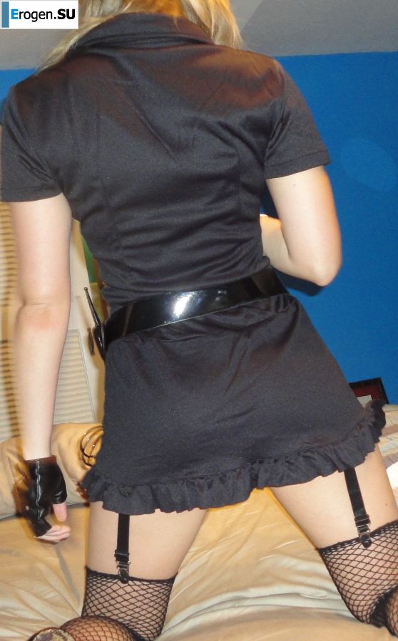 в развратном костюме полицейского. Фото 22