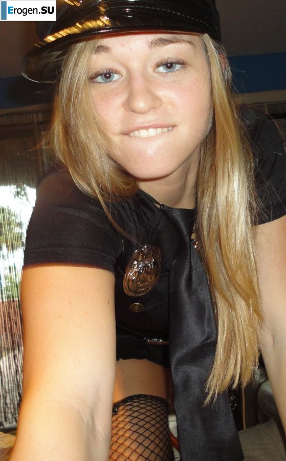 в развратном костюме полицейского. Фото 27