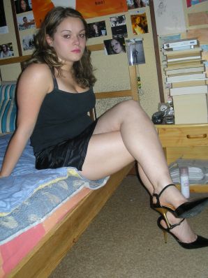 раздевается в поисках своего папика. Эскиз 15