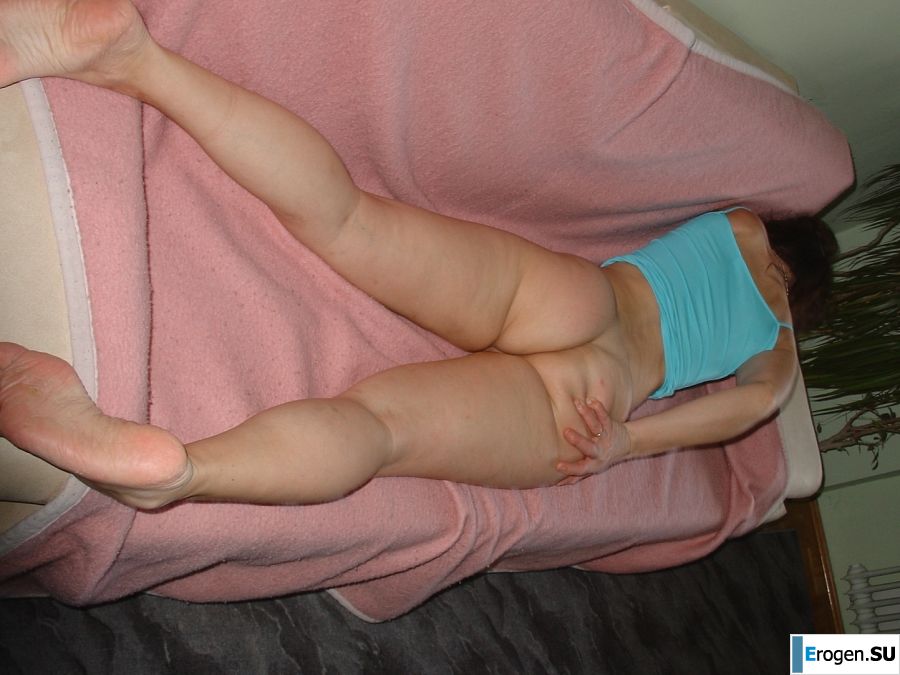 розовое покрывала и чья то киска. Фото 17