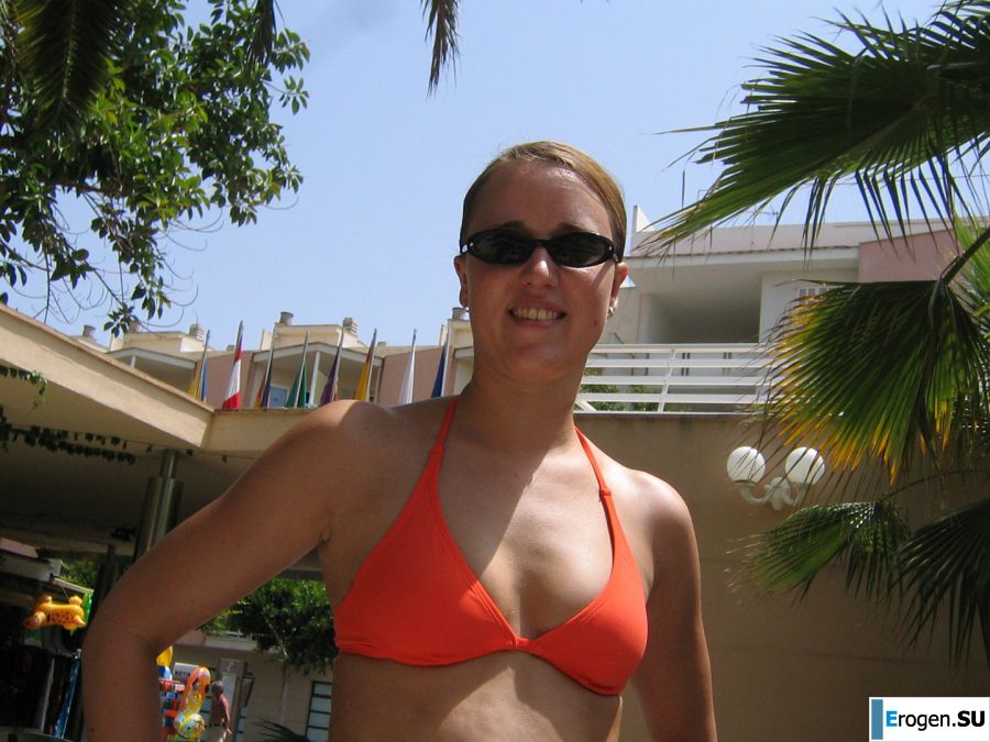 топлесс в каком то отеле на море. Фото 11