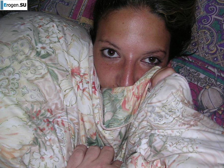 A tanned brunette shines her tits in the morning in bed. Photo 11