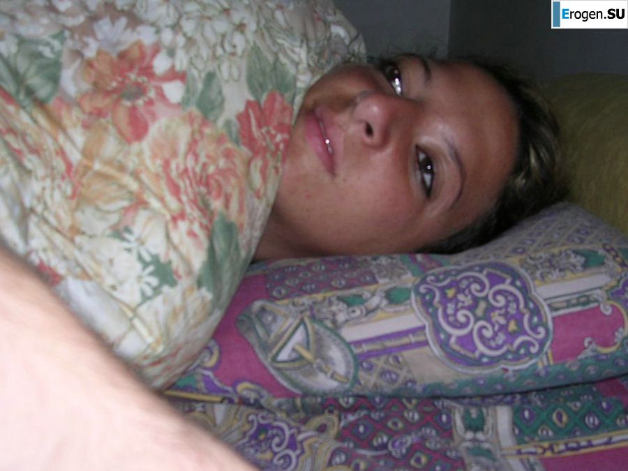 A tanned brunette shines her tits in the morning in bed. Photo 12