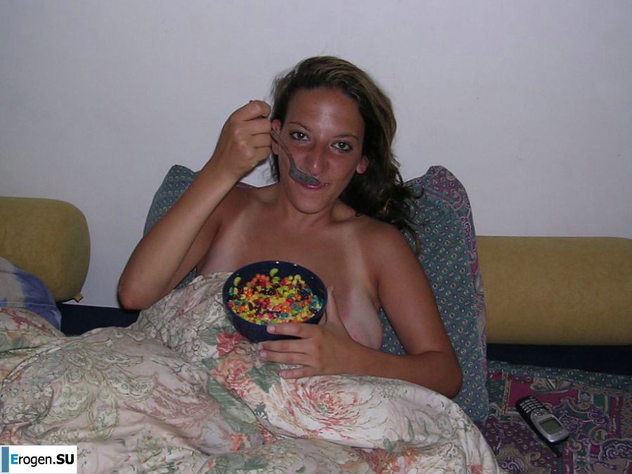 A tanned brunette shines her tits in the morning in bed. Photo 14