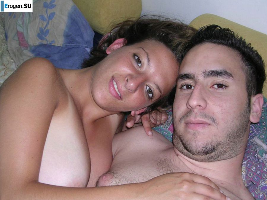 A tanned brunette shines her tits in the morning in bed. Photo 19