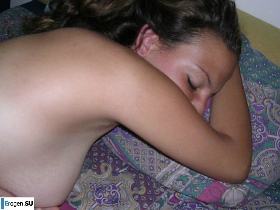 A tanned brunette shines her tits in the morning in bed. Photo 23