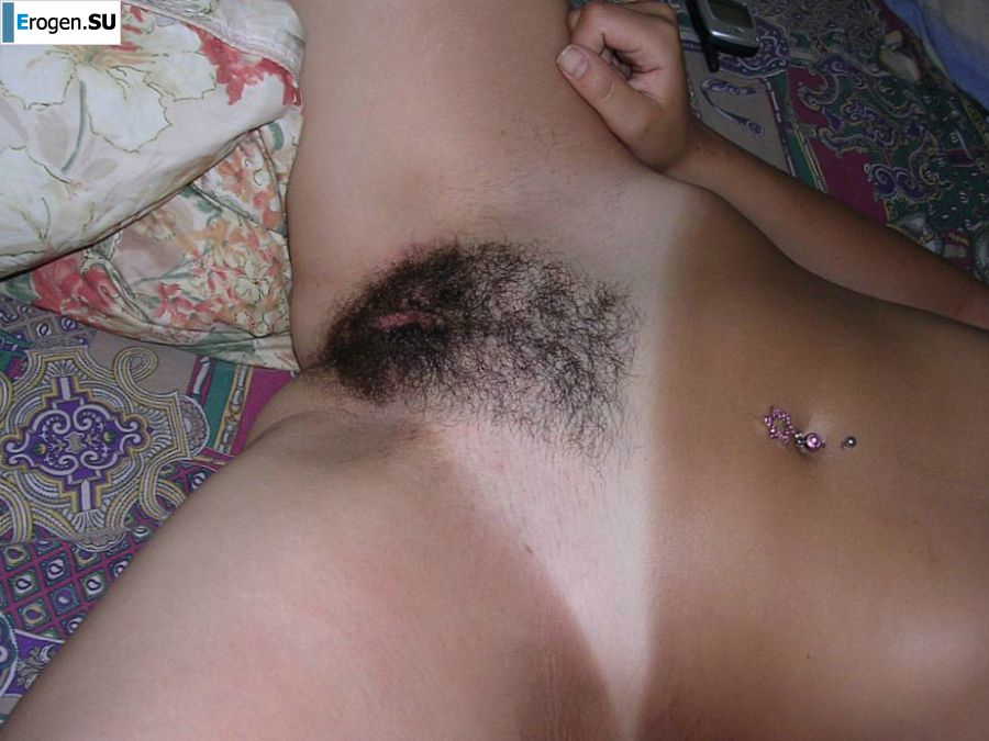 A tanned brunette shines her tits in the morning in bed. Photo 25