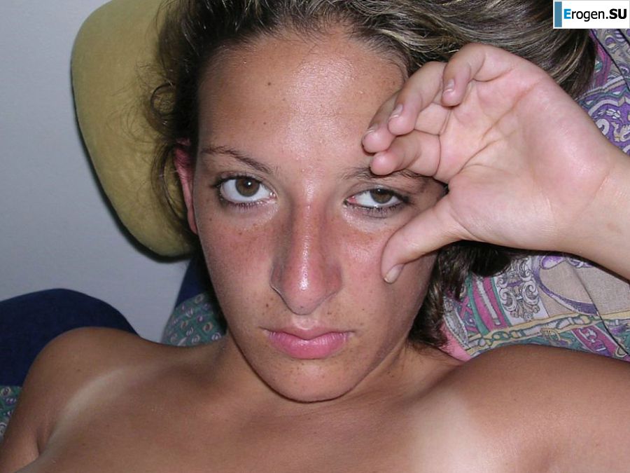 A tanned brunette shines her tits in the morning in bed. Photo 27