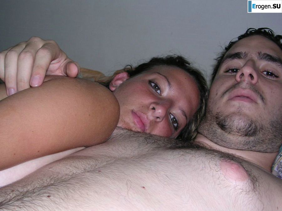 A tanned brunette shines her tits in the morning in bed. Photo 29