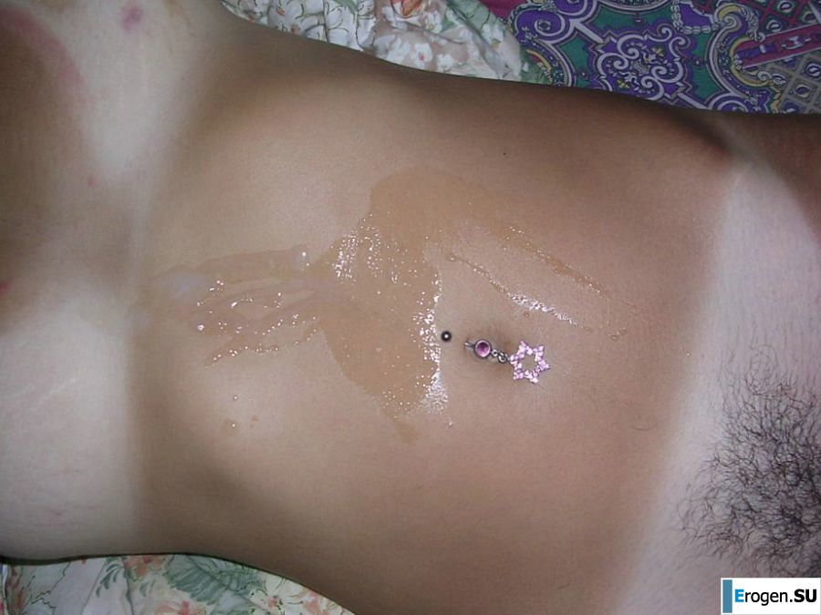 A tanned brunette shines her tits in the morning in bed. Photo 30