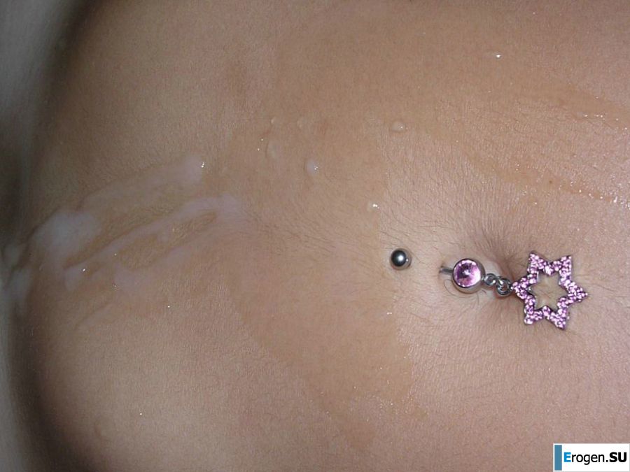 A tanned brunette shines her tits in the morning in bed. Photo 31